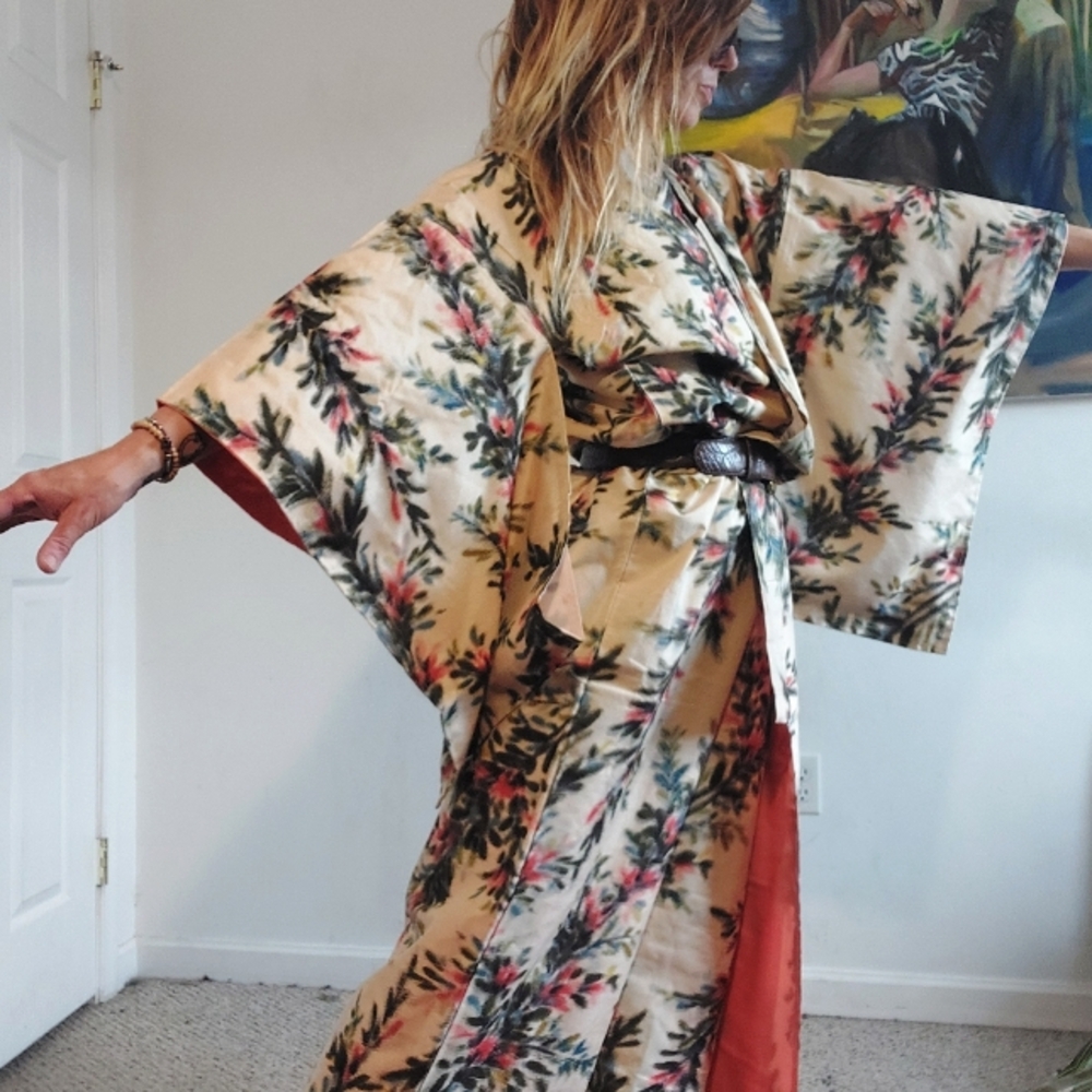 Vintage Japanese Kimono w/ fuzzy floral design - Picture 2 of 11